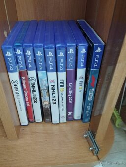 Prodám PS4 1 TB - 4