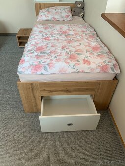 Postel s nástavbou a úložným prostorem, roštem a matrací - 4