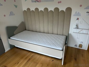 Krásná dětská postýlka s přistýlkou a 2 matracemi na prodej- - 4