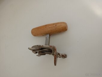 Otvírák na konzervy retro - 4