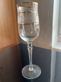 Sada broušených skleniček se zlatým dekorem - 4