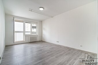 Pronájem bytu 1+kk se zasklenou lodžií na ul. Lechowiczova v - 4