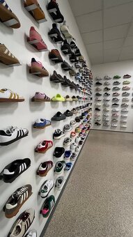 Prodám visací podstavce na zboží (tenisky) - 4