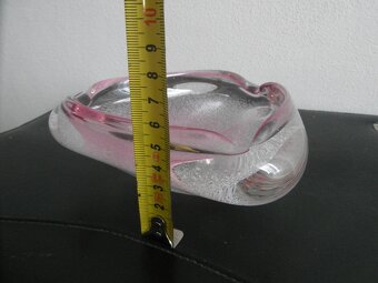 Skleněný růžový popelník - hutní sklo- top stav - 4