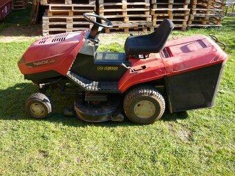 Zahradní traktor - 18 HP dvouválec Vaguard - 4