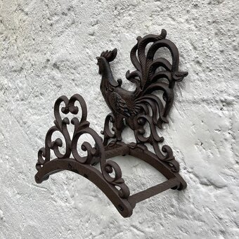 ZÁVĚSNÝ LITINOVÝ DRŽÁK NA ZAHRADNÍ HADICI S KOHOUTEM - 4