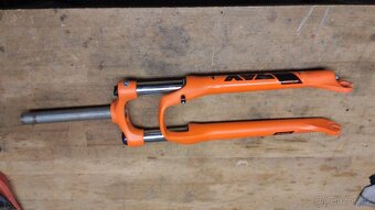 Odpružená 29" vidlice  SR SANTUR XCM HLO - 4
