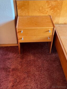 stará ložnice(postel,noční stolek,4x skříň) - 4