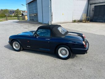 MG RV8 - 4
