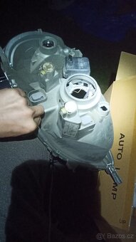 Prodám ORIGINÁL pravý přední světlomet TOYOTA YARIS I - 4