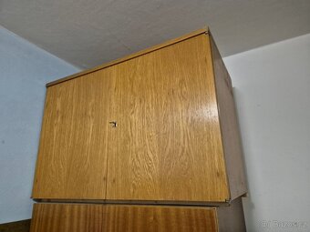 starší šatní skříń a skříňka - 4