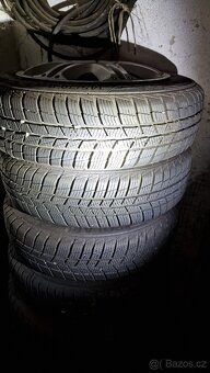 Zimní Barum 145/70 R13 s disky a poklicemi - 4