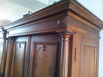 Starožitná dvoukřídlá skříň – barokní styl, masivní dřevo - 4