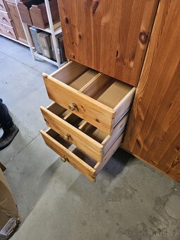 MASIVNÍ ŠATNÍ SKŘÍŇ - 4