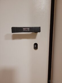 Plné dveře bílé 80L s dozickým zámkem. - 4