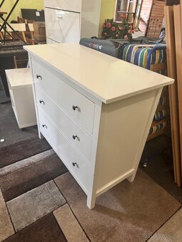 Hezká bílá šuplíková komoda IKEA HEMNES - 4