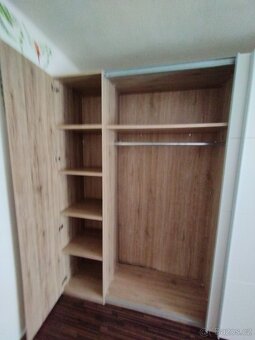 Velká šatní posuvná skříň - 4