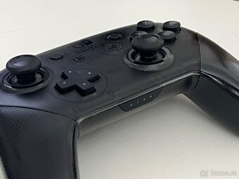 Nintendo Switch Pro Controller - 4