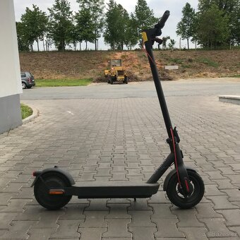 Elektrická koloběžka Xiaomi 4 PRO 2nd Gen černá - 4