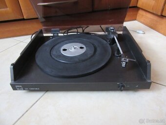 Nabízím gramofon Tesla 470 hifi. Gramofon se točí. Jehla na - 4