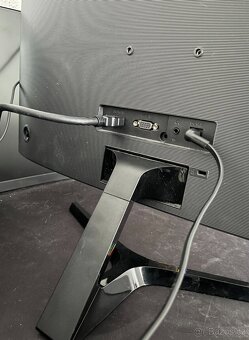 Zakřivený Samsung monitor 24 palcový - 4