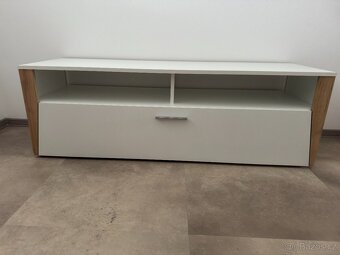 Komoda a Vitrína - 4