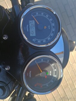 Triumph Bonneville SE Café racer - 4