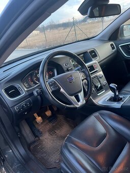Volvo V60 2.0 D3 Momentum - 4