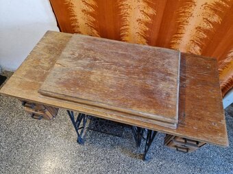 Starodávný šicí stroj Bobbin - 4
