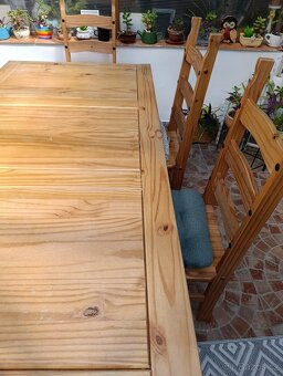 Jídelní set, stůl+ židle z masivního dřeva. - 4