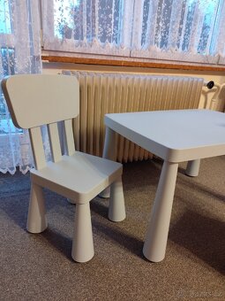 Plastový stůl IKEA a 2 židličky. - 4