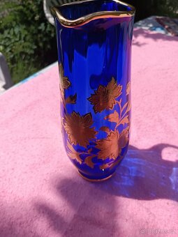 Modrý skleněný džbán se zlatými květinami - 4