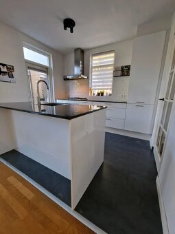 Moderní kuchyně s ostrůvkem (0210.281) - 4