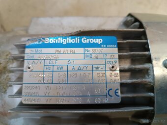 Elektromotor s převodovkou 66,5ot/min - 4