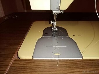 Elektrický skříňkový šicí stroje Veritas - 4