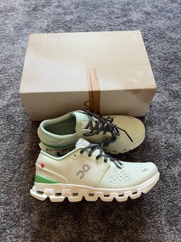 13x Dámské boty On Running Cloud, velikost 37 - 37,5 - 4