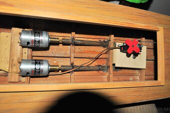MODEL DŘEVĚNÉ LODI S MATERIÁLEM, DVA MOTORY, SERVO - 4