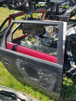 Predám blstnik Kufor Dvere sklo Toyota Avensis 1998-2002 T22 - 4