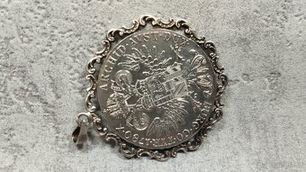 Velká stříbrná mince - tolar Marie Terezie ve stříbrném rámu - 4