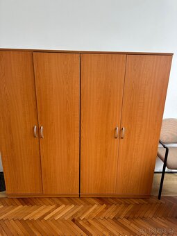 Nábytek- skříně, stůl, knihovny - 4