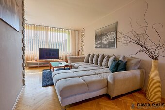 Prodej rodinného domu 5+kk  ( 219 m2) s garáží a bazénem,  B - 4