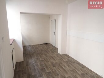 Pronájem komerčního prostoru 12 m2 v přízemí u místeckého ná - 4
