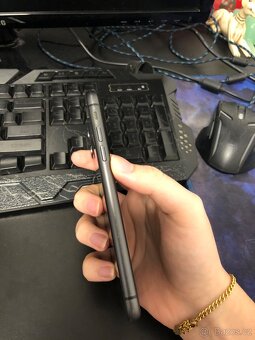 iPhone 11 + příslušenství - 4