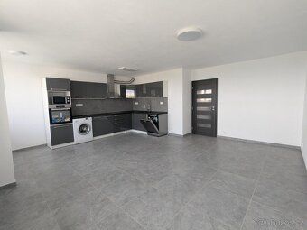 Pronájem bytu 3+kk s balkónem v ulici Josefa Ševčíka 938/46  - 4