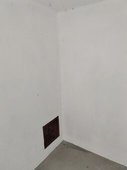 Velmi pěkná, suchá garáž. - 4