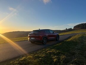 REZERVACE: Ford Mustang Mach-E,záruka 98kWh bat.,tažné,+DPH - 4