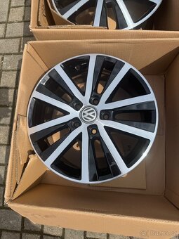 ORIGINÁL Alu Volkswagen Cascavelle R17, 5x120 - TOP STAV - 4