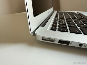 MacBook Air 13" (2017) – plně funkční, ale s jizvou - 4