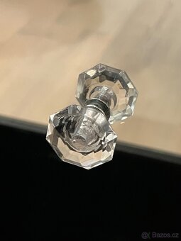 Zrcadlová komoda – 3 zásuvky, kožené detaily, krásný stav - 4