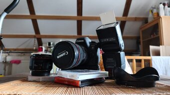 Canon EOS 6D Mark II + 2 objektivy + blesk a grip - 4